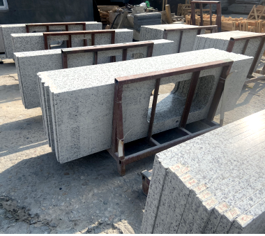 Granite blocks cutting by round saws